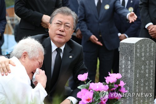 유가족 위로하는 문 대통령