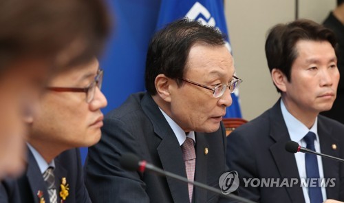 최고위원회의에서 발언하는 이해찬