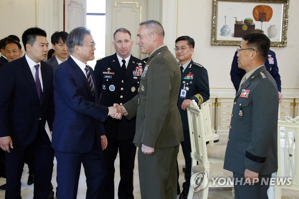 한미 군 지휘부와 인사하는 문 대통령