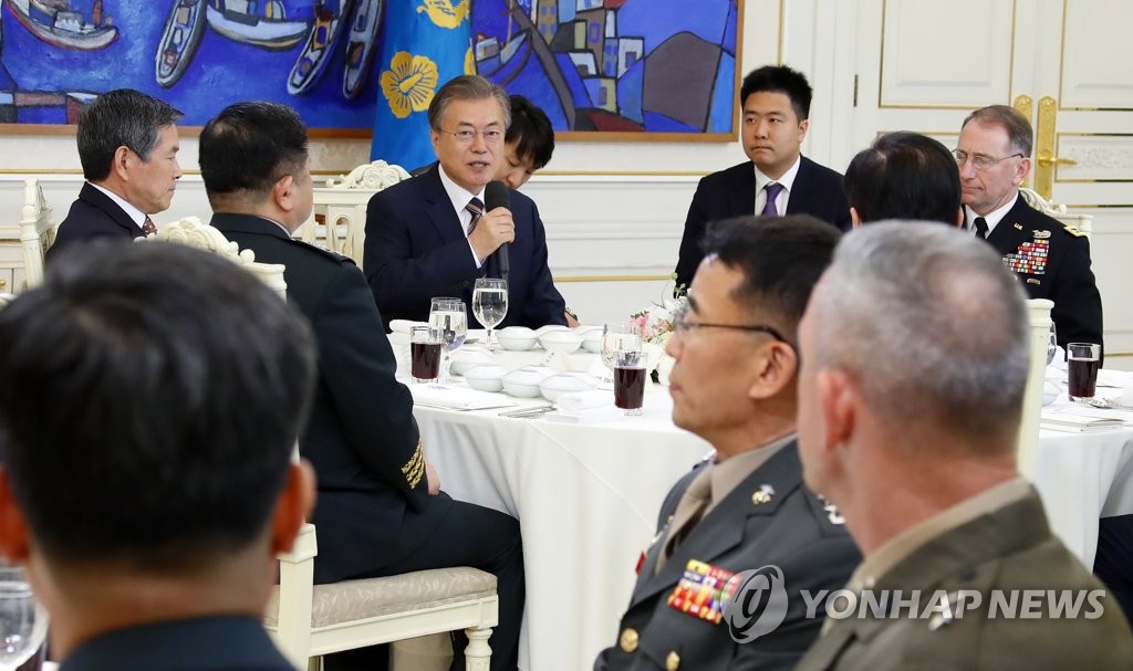 한미 군 지휘부 초청 오찬간담회, 인사말하는 문 대통령