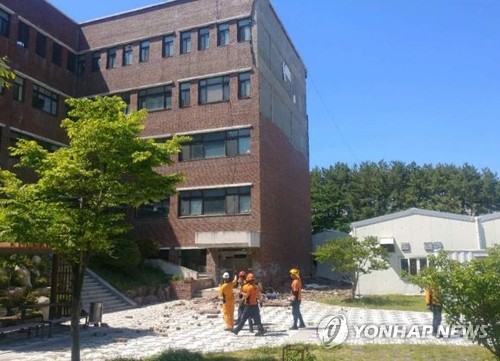 건물 외벽 벽돌 와르르 무너진 부산대 건물