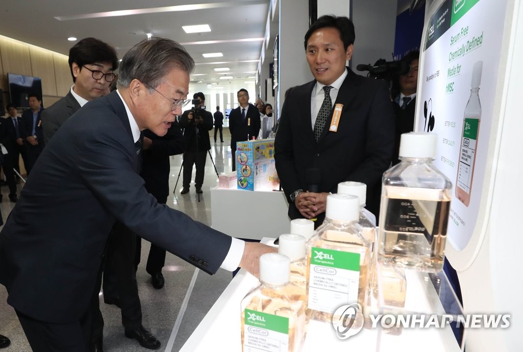 세포 치료제 원료 물질 배양 배지 살펴보는 문 대통령