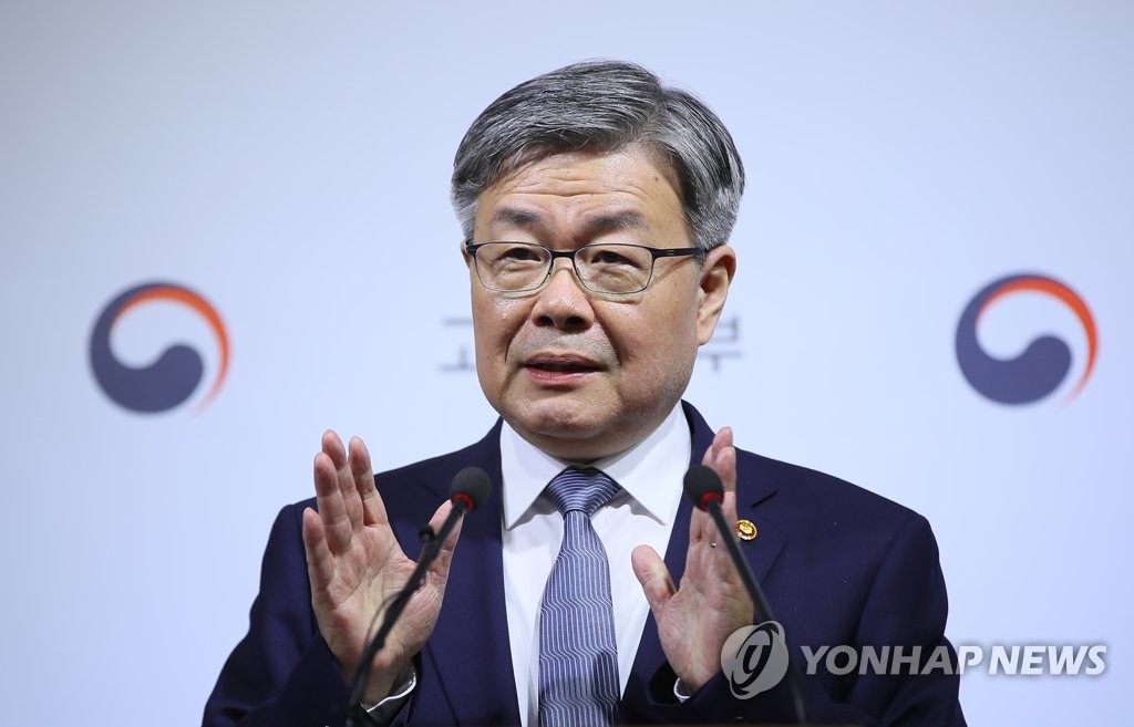 'ILO 핵심협약 중 3개 비준 추진' 설명하는 이재갑