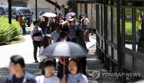 추도식 앞두고 북적이는 봉하마을