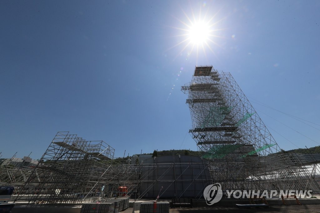 태양 아래 광주수영선수권대회 준비