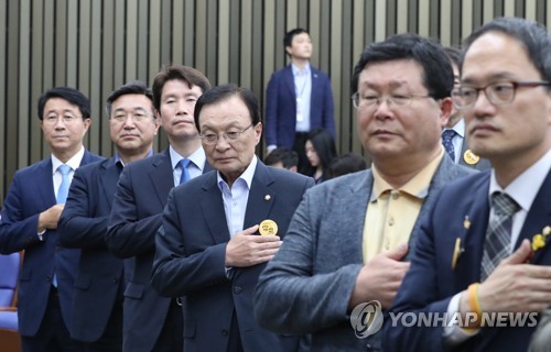 국기에 경례하는 이해찬-이인영
