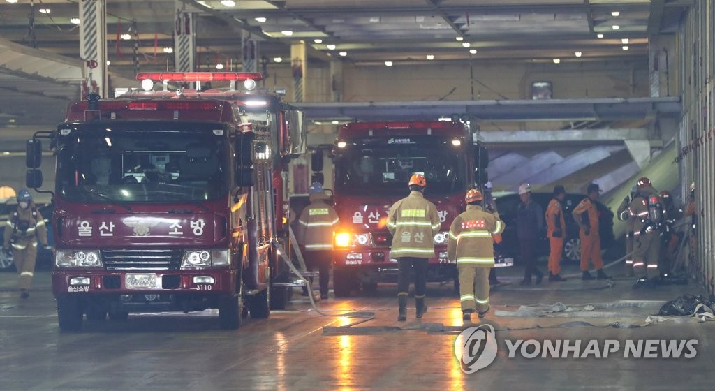 선박 내부서 화재 지점 확인하는 소방