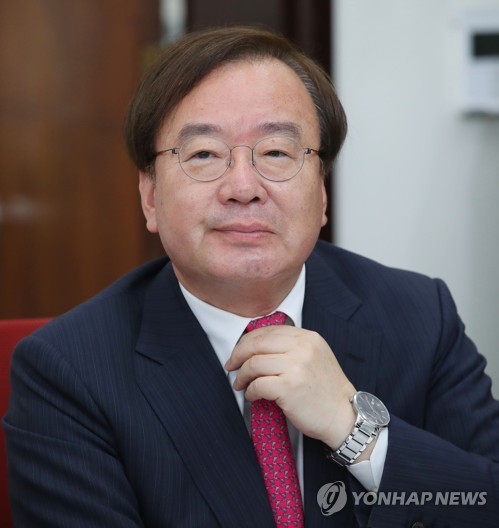 넥타이 만지는 강효상