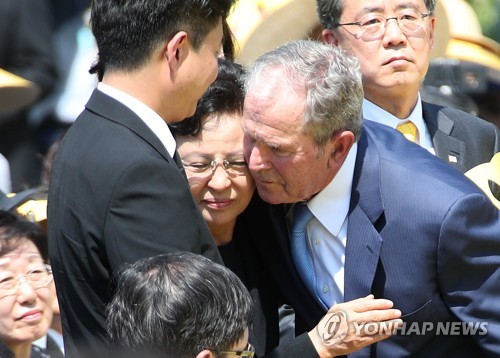 권양숙 여사 위로하는 부시 전 미국 대통령