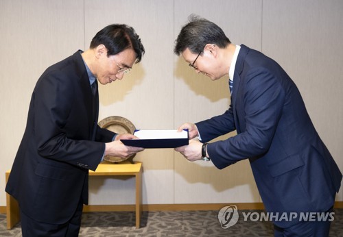 연합뉴스 수용자권익위 위촉장 받는 이봉수 위원장