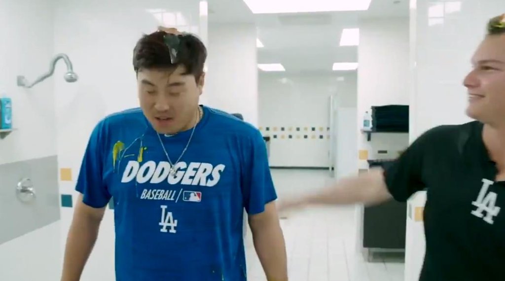 LA Dodgers' Ryu Hyun-jin takes Crack Cancer Challenge LA Dodgers' Ryu Hyun-jin takes Crack Cancer Challenge