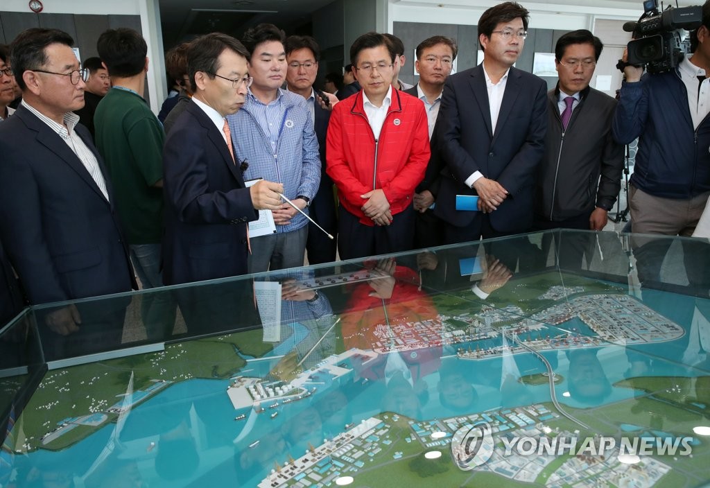 미세먼지 실태 점검 위해 평택항 방문한 황교안