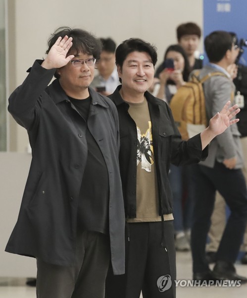 웃으며 귀국한 봉준호, 송강호