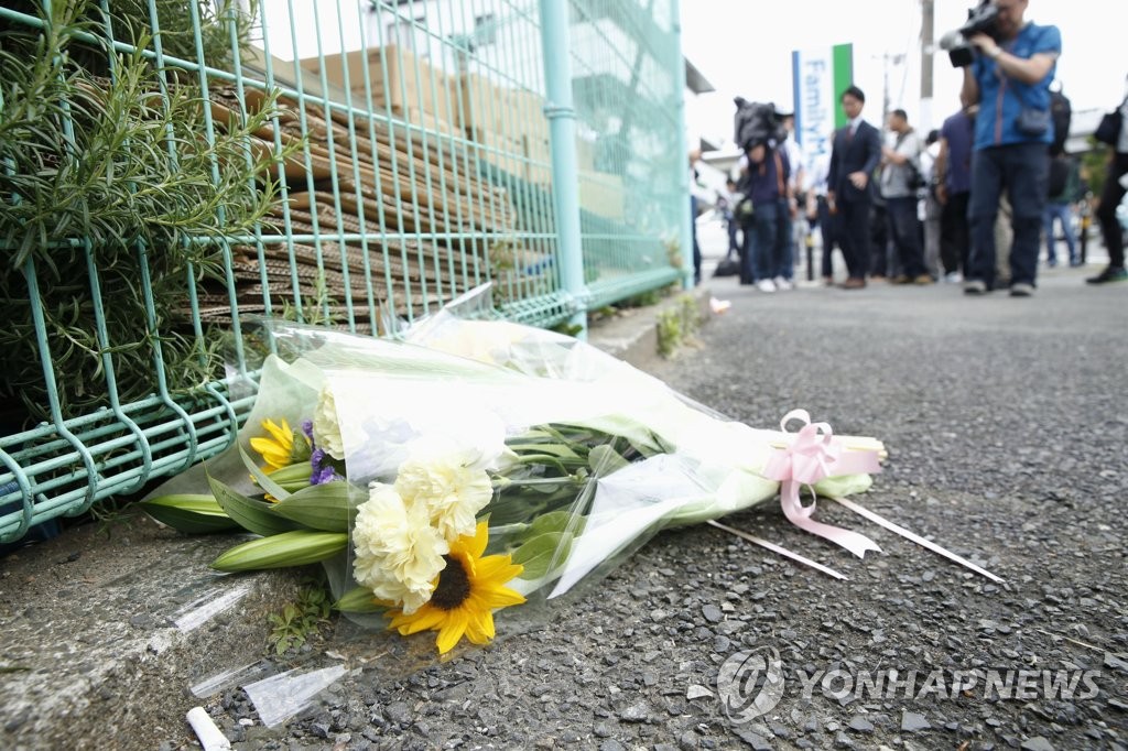 일본 가와사키서 무차별 흉기난동…사건현장에 놓인 꽃