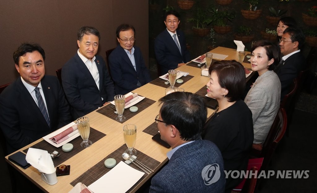 더불어민주당 이해찬 대표, 사회관계부처 장관들과 오찬