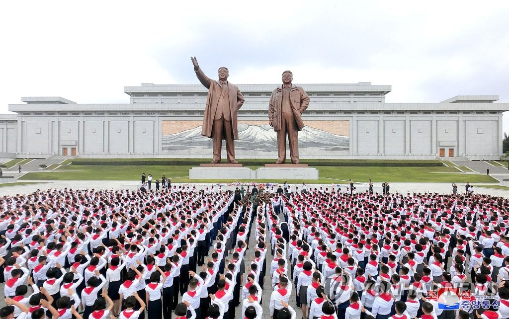 Delegates to the celebrations of the 73rd founding anniversary of the Korean Children's Union gather at Mansudae Hill, where bronze statues of founder Kim Il-sung and his late son Kim Jong-il stand, in Pyongyang on June 4, 2019, in this photo released by the North's official Korean Central News Agency on June 5. (For Use Only in the Republic of Korea. No Redistribution) (Yonhap)