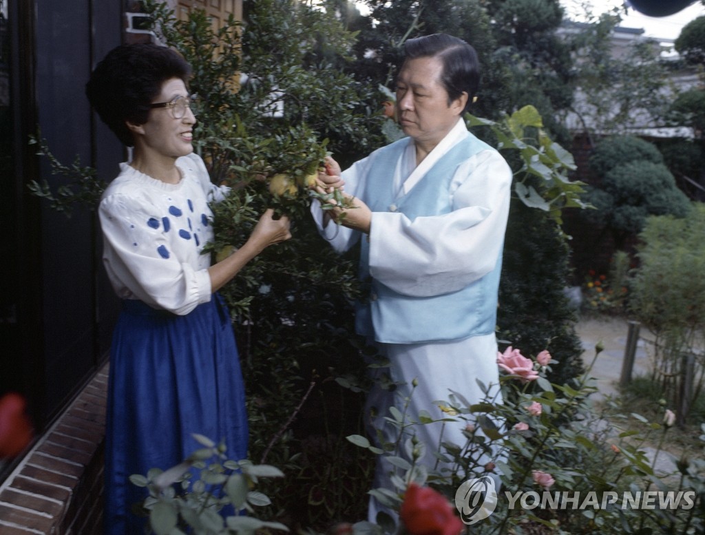 동교동 자택 정원에서의 DJ와 이희호 여사