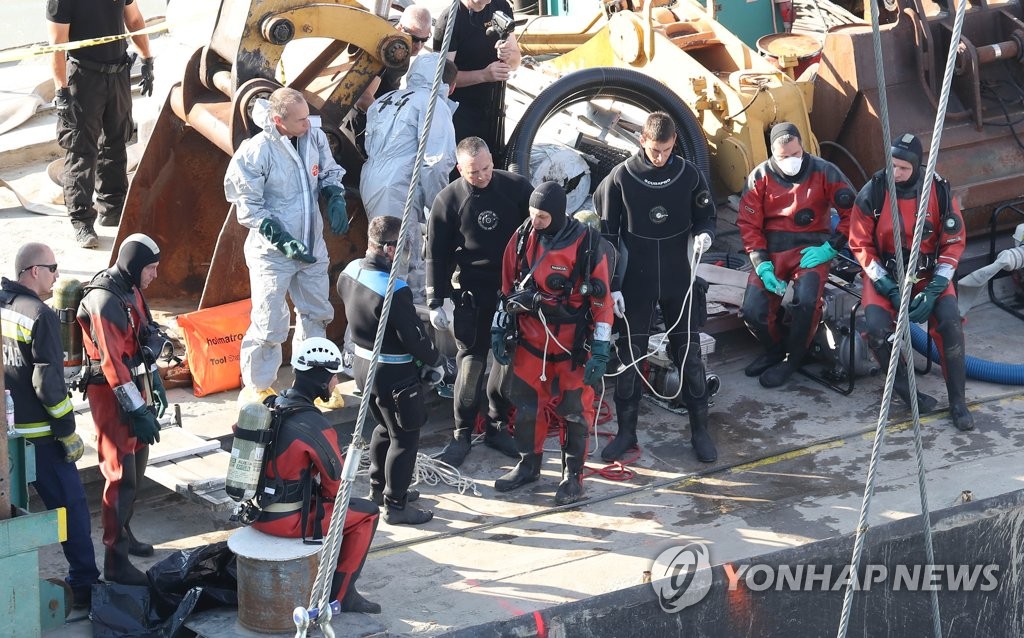 투입 대기 중인 잠수사들