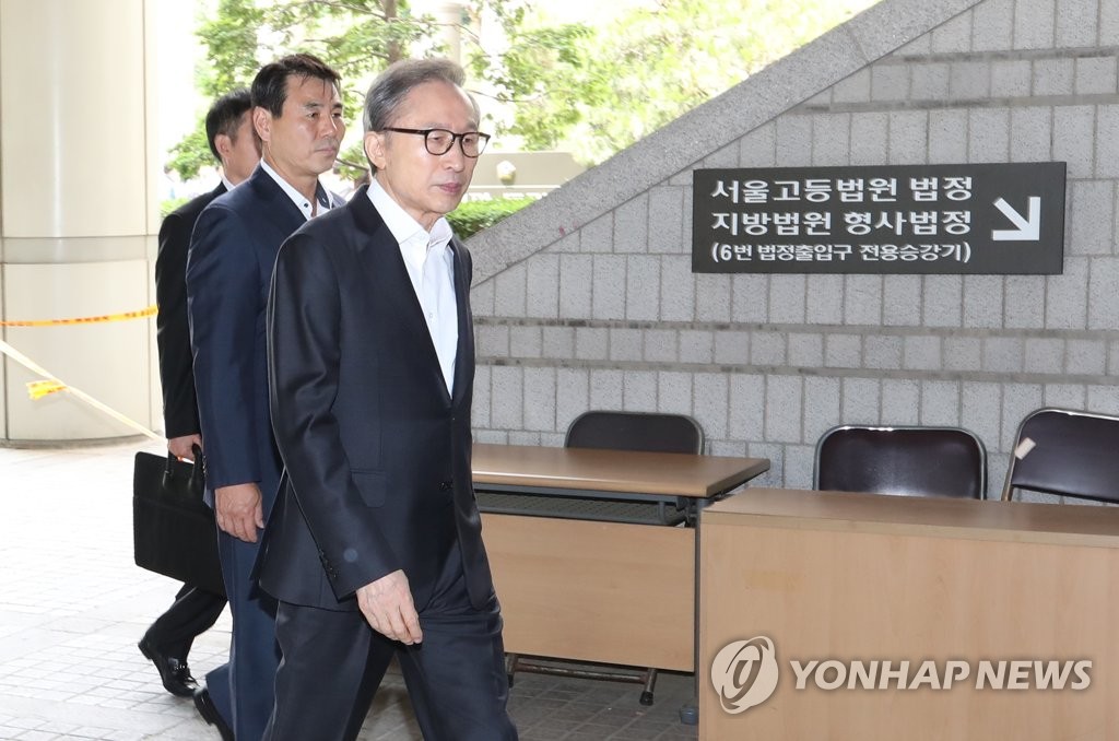 Ex-President Lee at court Ex-President Lee at court