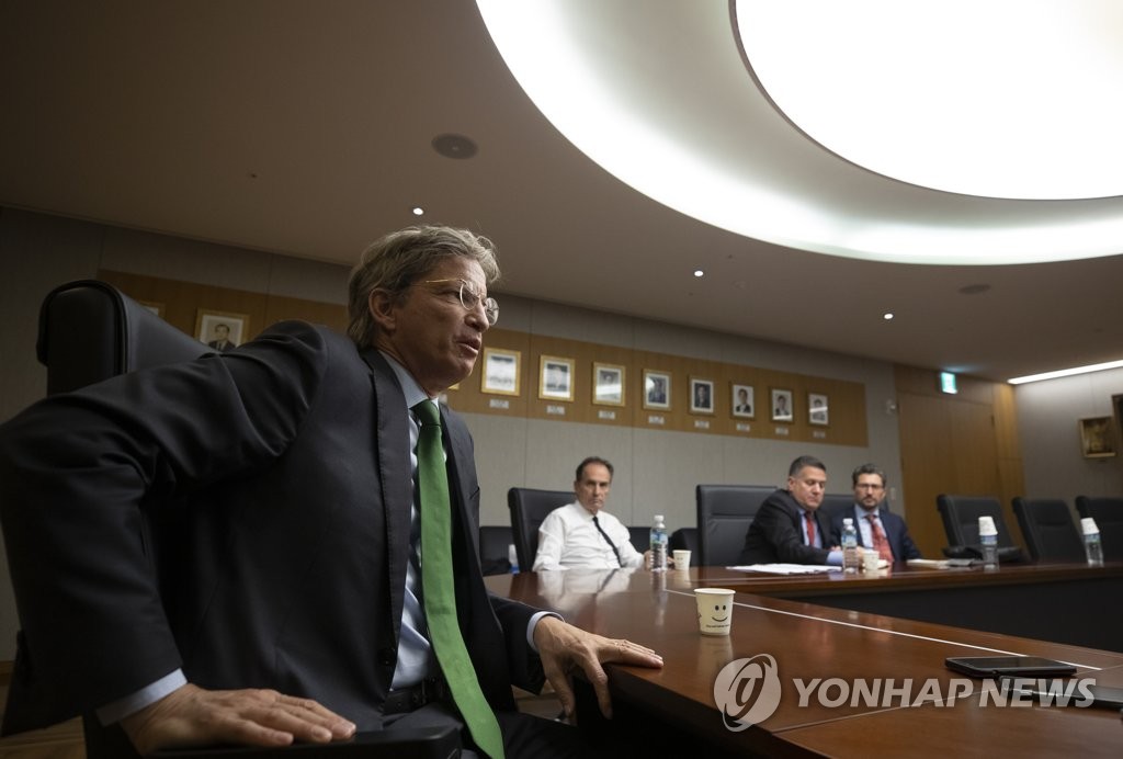 취재진 질문에 답하는 파브리스 프리스 AFP 회장