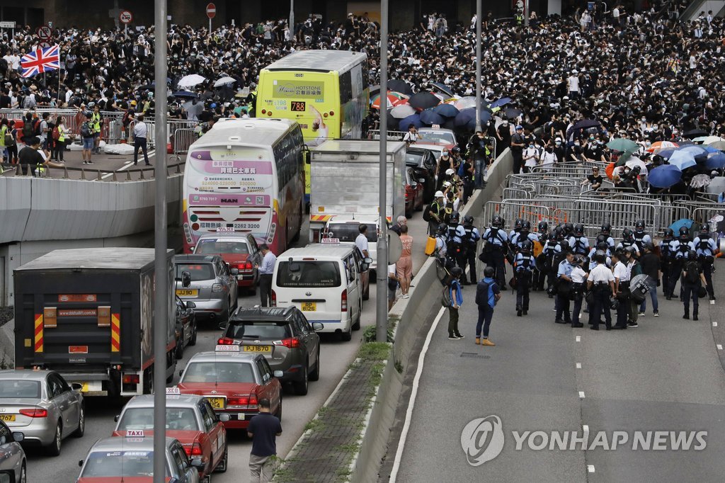 홍콩 입법회 인근에서 대치한 경찰과 시위대