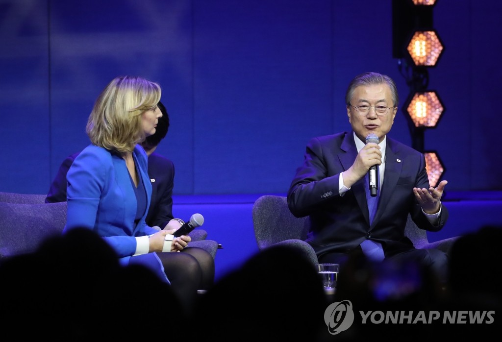 질문에 답하는 문 대통령