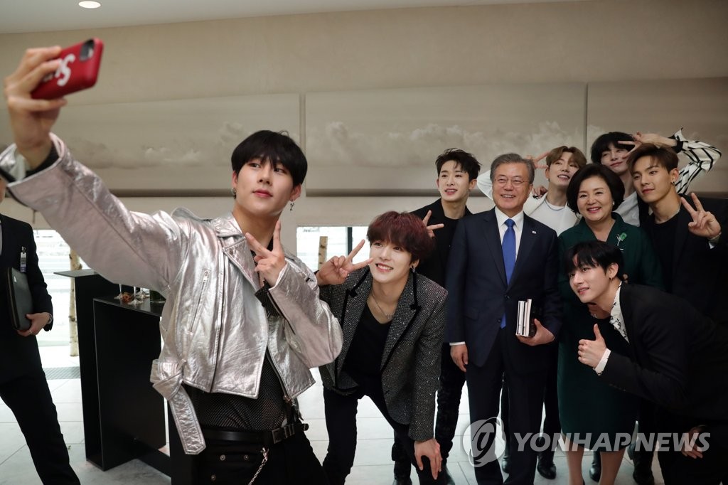 文大統領とMONSTA Xが記念撮影 文大統領とMONSTA Xが記念撮影