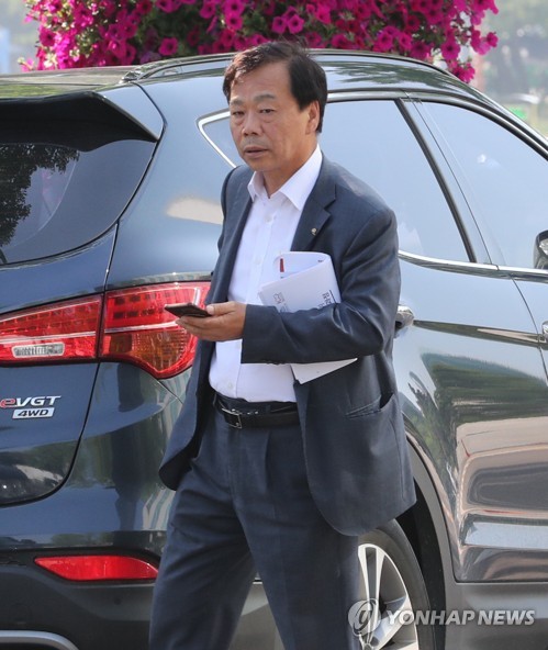 굳은 표정 이완영 의원