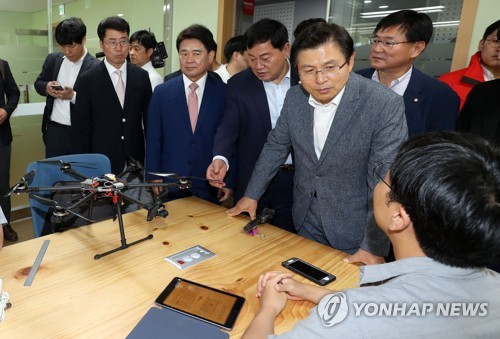 대학생과 대화하는 황교안