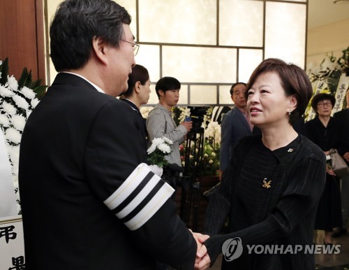 고 이희호 여사 빈소 찾은 진선미 장관