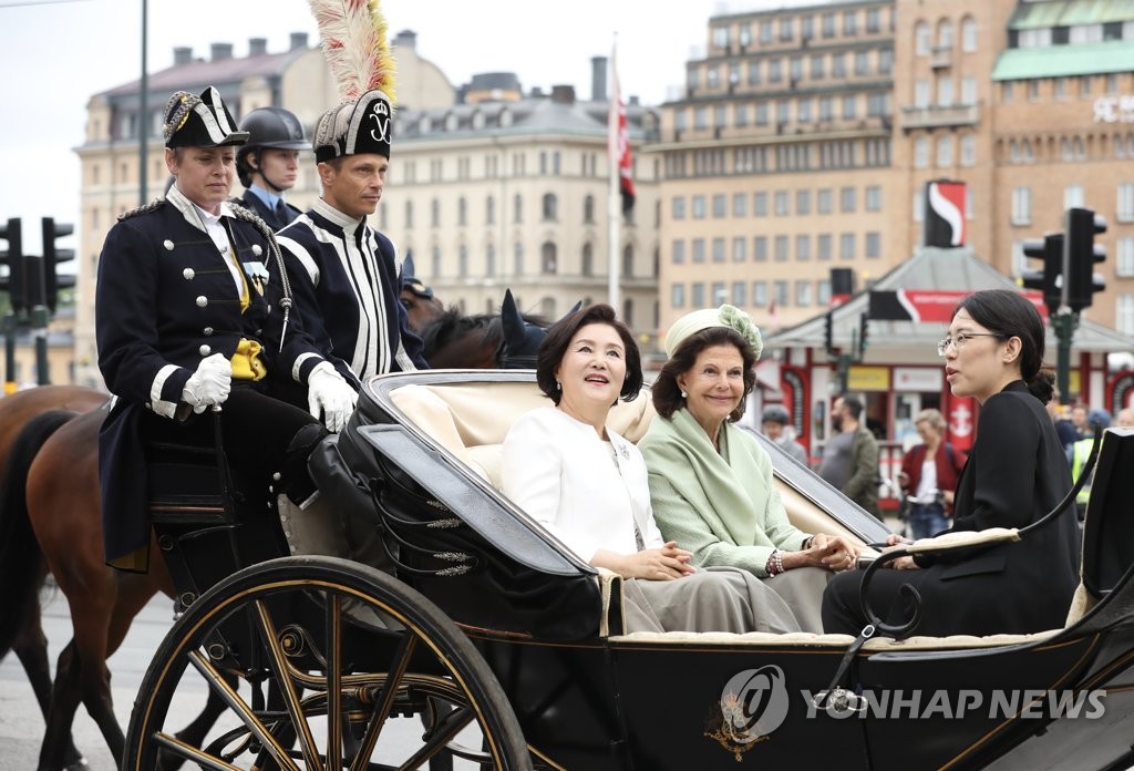 Moon attends welcoming ceremony in Stockholm Moon attends welcoming ceremony in Stockholm