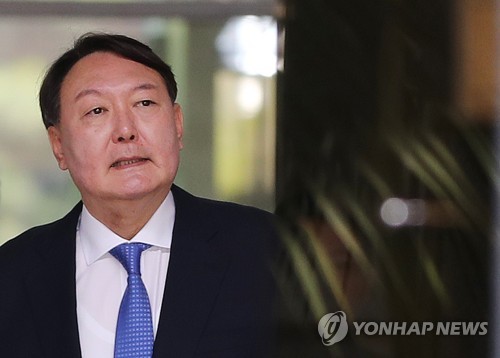 점심 식사 나선 윤석열 신임 검찰총장 후보자
