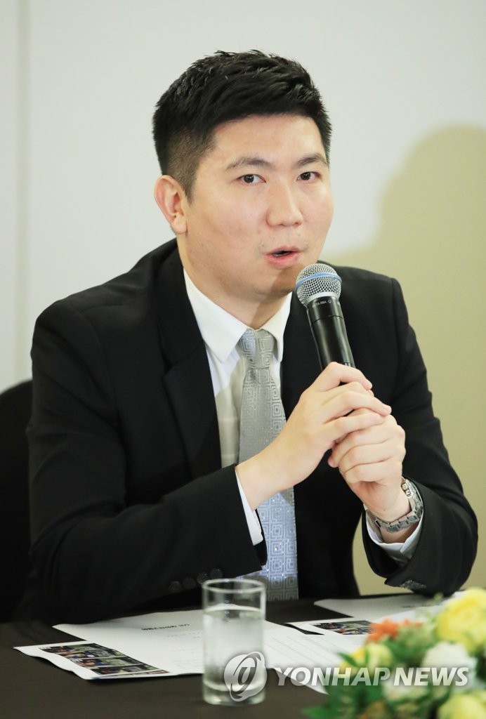 취재진 질문에 답하는 유승민 신임 대한탁구협회장