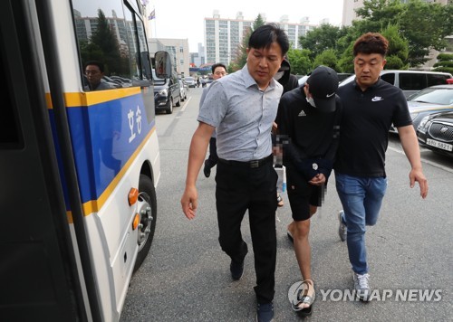 살인혐의 적용된 10대 4명 압송
