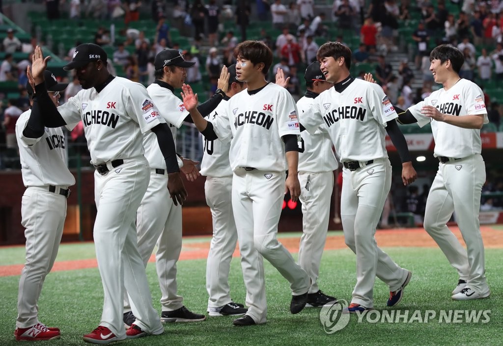 Players of the SK Wyverns celebrate their 3-2 victory over the Doosan Bears in a Korea Baseball Organization regular season game at SK Happy Dream Park in Incheon, 40 kilometers west of Seoul, on June 23, 2019. (Yonhap)