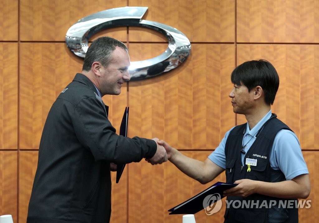 악수하는 르노삼성자동차 노사