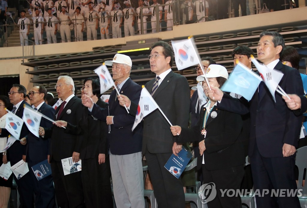 6·25 노래 제창하는 이낙연 국무총리