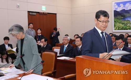 발언대로 나오는 김연철 장관