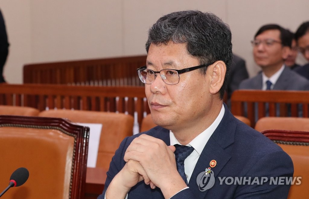 외교통일위 출석한 김연철