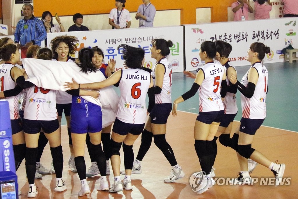 승리에 기뻐하는 한국 선수들
