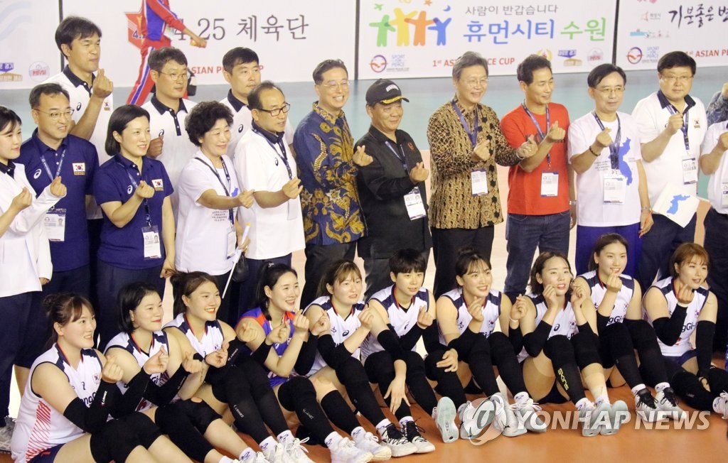 기념촬영 하는 한국 여자 배구팀