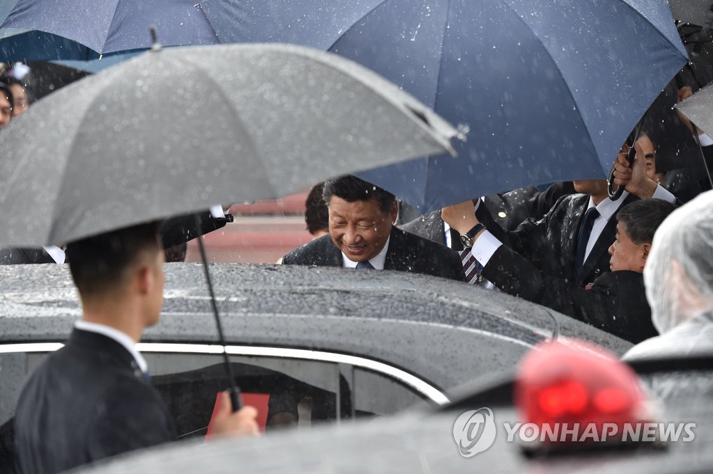 빗속 오사카 도착한 시진핑