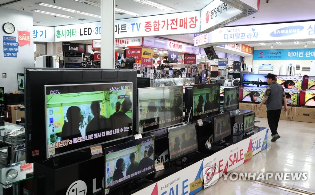 テレビが並ぶ家電専門店の売り場＝２日、ソウル（聯合ニュース）
