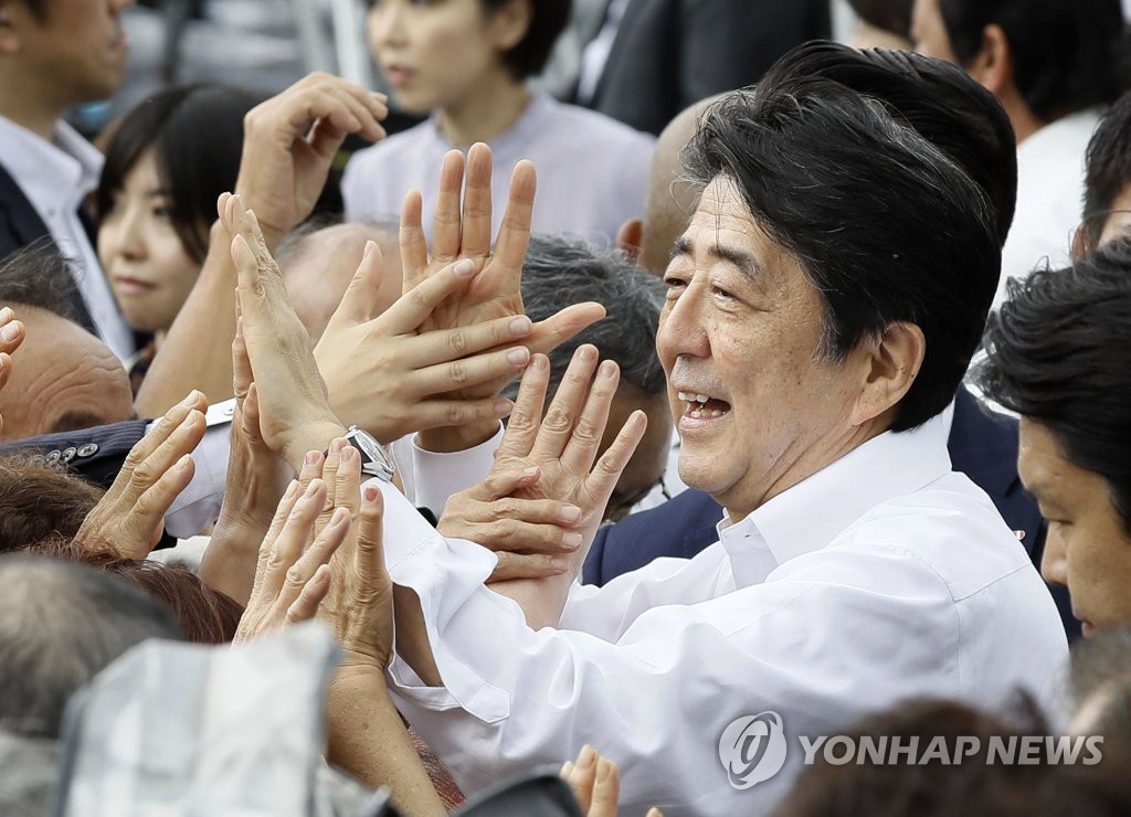 2019년 7월 4일 아베 신조 당시 일본 총리가 참의원 선거를 앞두고 일본 후쿠시마현에서 열린 유세에서 지지자들과 손을 마주치고 있다. 선거 승리는 아베가 장기 집권하는 동력이었다. [교도=연합뉴스 자료사진]