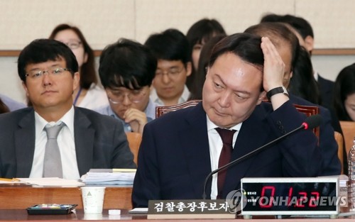 설전 지켜보는 윤석열 후보자