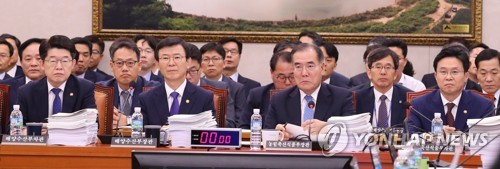 발언 경청하는 이개호-문성혁 장관