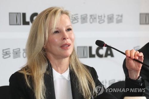 마이크 잡은 킴 베이신저