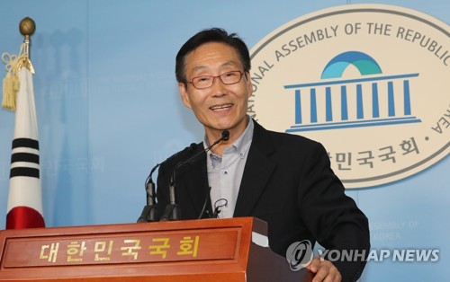 사퇴 기자회견하는 주대환