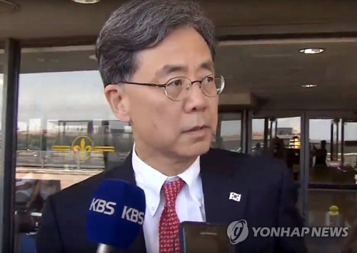 취재진의 질문에 답변하는 김현종 국가안보실 2차장