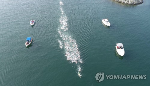 여수 앞바다 물살 가르는 선수들